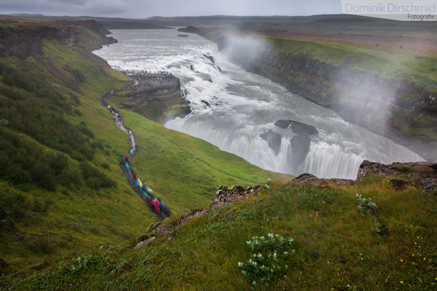 Projekte Island Reise Landschaft Meer Küste Brandung Dominik Dirschmid Fotografie Felsen Fotograf Iceland Sturm Myframedart my framed Art myframed Wasserfall Leute Schirm