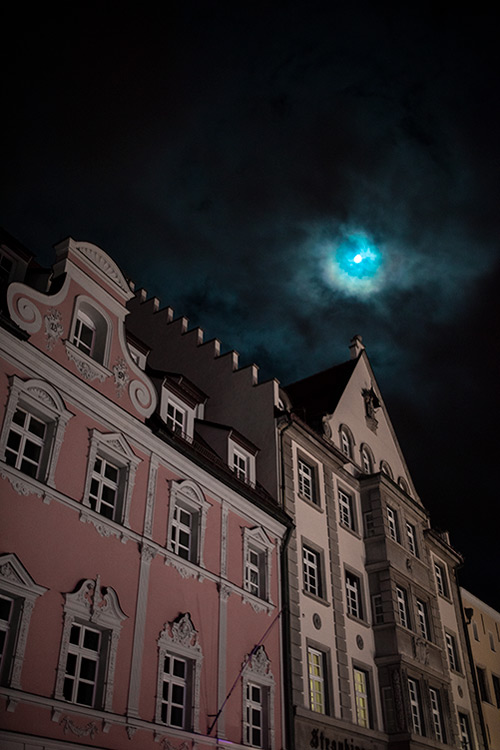 Mondschein tag 029 29 challenge jeden tag ein foto bild stadt straubing atmosphäre bayern deutschland eachdaycounts my framed art myframed myframedart haus häuser altstadt Fotograf Fotografie Dominik Dirschmid Mond Nacht Winter mystisch