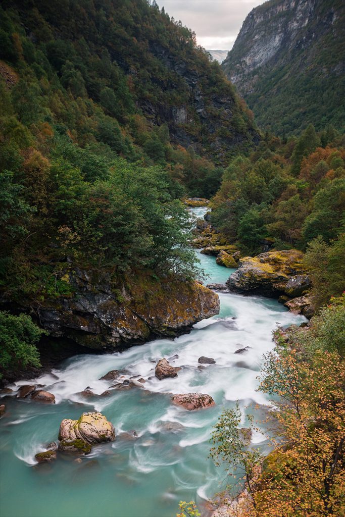 Projekte Norwegen Landschaft Natur Dominik Dirschmid Fotografie My framed Art Myframed MyframedArt Foto Bild München Website Natur Fluss Tal Kalk Wasser Herbst Wald Blau Türkis