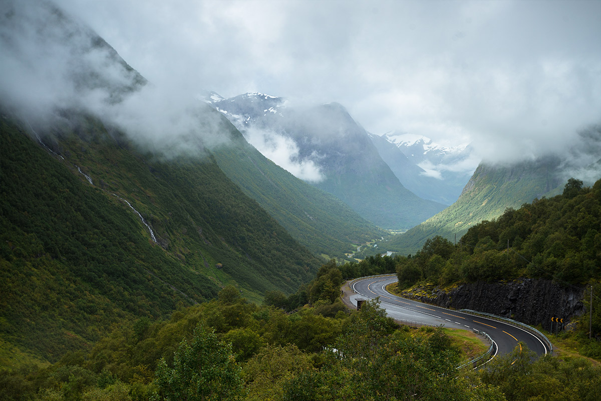 Projekte Norwegen Landschaft Natur Dominik Dirschmid Fotografie My framed Art Myframed MyframedArt Foto Bild München Website Fjord Straße Wald Nebel Himmel Wolken Berge