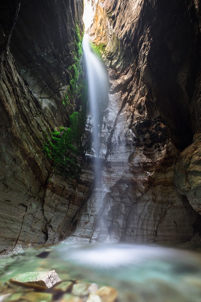 Projekte Norwegen Landschaft Natur Dominik Dirschmid Fotografie My framed Art Myframed MyframedArt Foto Bild München Website Wasserfall Wasser Höhle Licht Moos