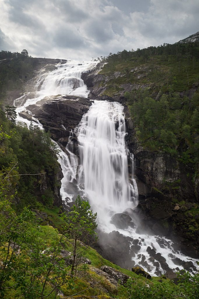 Projekte Norwegen Landschaft Natur Dominik Dirschmid Fotografie My framed Art Myframed MyframedArt Foto Bild München Website Fjord Straße Wald Wasserfall Himmel Wolken Berge