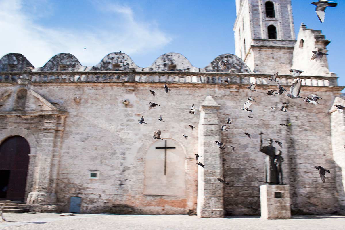 Projekte MyframedArt Myframed My framed Art Dominik Dirschmid Fotografie Fotograf Kuba Cuba Foto Taube Tauben Flug Mitzieher Kirche Havana Habana Architektur Stadt