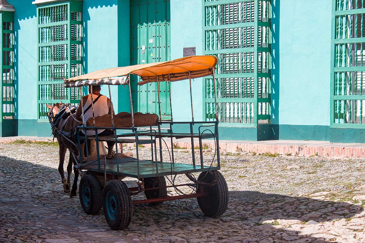 Projekte MyframedArt Myframed My framed Art Dominik Dirschmid Fotografie Fotograf Kuba Cuba Foto Wagen Türkis Kutsche Pferd Stadt Pflasterstein